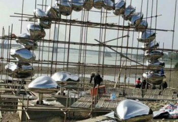 鵝卵石門(mén)頭雕塑，創(chuàng)意藝術(shù)設(shè)計(jì)，不銹鋼景觀大門(mén)雕塑