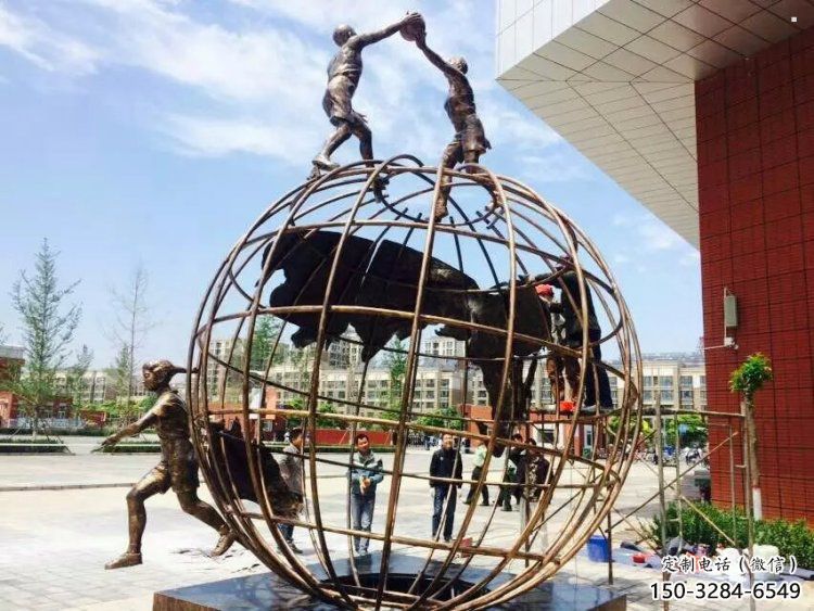 地球儀雕塑供應(yīng)，地標(biāo)擺件，地球儀人物雕塑制造廠家