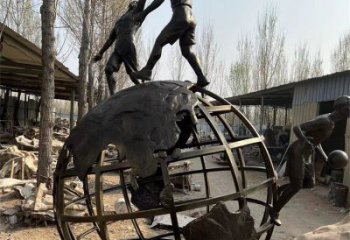 地球儀雕塑制作，美陳雕塑，地球儀人物雕塑制造廠家