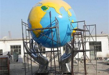 地球儀雕塑制作，村標(biāo)概念，鍛鋼手托地球儀雕塑廠家