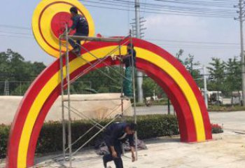 雞西烤漆拱門雕塑，彩虹圖案設(shè)計(jì)，不銹鋼大門雕塑實(shí)景