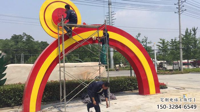 天橋烤漆拱門雕塑，彩虹圖案設計，不銹鋼大門雕塑實景