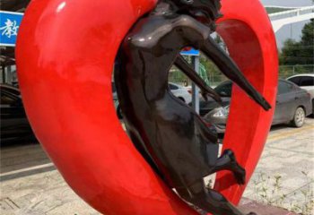 那曲草地心形人物雕塑